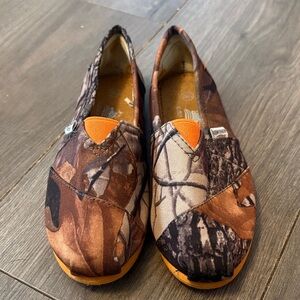 Girls size 13m Camouflage Slip-On Shoes with Orange Accents